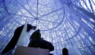Chinese workers set up the lighting equipment for a LED-lit Christmas tree decorations outside an office building in Beijing, China, Sunday, Nov. 15, 2009. Temperatures plunge below zero in the Chinese capital. (AP Photo/Ng Han Guan) Foto: ap