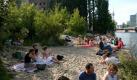 Mit Sand unter den Füßen und schattigen Büschen im Nacken können Besucher des Kiki Blofeld bei lektronischer Musik das sommerliche Spreeufer im Grenzgebiet von Mitte und Friedrichshain genießen. Foto: srt/ Kiki Blofeld 