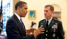 Obama lässt Schicksal von General McChrystal offen
Vorspann: 	
Text: 	

Washington (dpa) - US-Präsident Barack Obama hat das Schicksal seines Generals Stanley McChrystal nach dessen abfälligen Interview-Äußerungen über Regierungsmitglieder offengelassen.

Er werde erst direkt mit ihm sprechen, bevor er über die Zukunft seines Top-Kommandeurs im Afghanistan-Krieg entscheide, sagte Obama am Dienstag in Washington. McChrystal habe ein «schlechtes Urteilsvermögen» gehabt, als er die kritischen Aussagen machte, die in einem Artikel des «Rolling Stone»-Magazins wiedergegeben werden.

Der Präsident zitierte den Oberbefehlshaber der internationalen Truppen in Afghanistan für Mittwoch ins Weiße Haus. Dort soll McChrystal Rede und Antwort stehen. Wie auch immer seine Entscheidung ausfalle, sie werde im besten Interesse seiner Afghanistan-Strategie sein, sagte Obama.

Der General entschuldigte sich zwar inzwischen, auch direkt bei Verteidigungsminister Robert Gates, den er ebenfalls treffen wird. Aber US-Kommentatoren sprechen bereits davon, dass McChrystal wegen des Skandals wohl seinen Rücktritt anbieten wird.

Der Sprecher des Weißen Hauses, Robert Gibbs, sagte, Obama sei wütend auf McChrystal. Gates warf ihm einen «erheblichen Fehler» vor. Die kritischen Äußerungen sind in einem Porträt über McChrystal im «Rolling Stone»-Magazin enthalten, das am Freitag auf den Markt kommt, aber schon vorher bekannt wurde. Unter dem Titel «The Runaway General» (übersetzt «Der abtrünnige General») werden abfällige Zitate, Schilderungen und Gefühle des Generals sowie enger Mitarbeiter über Obama und andere Regierungsmitglieder wiedergegeben.

 Foto: dpa