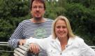 Die Meteorologen Juliane Pestel und Joerg Kachelmann posieren am Mittwoch (09.08.06) nach einer Pressekonferenz im Landesfunkhaus des Norddeutschen Rundfunks (NDR) in Schwerin. Die 28-Jaehrige Pestel wird ab Herbst 2006 die Wettervorhersagen aus dem NDR-Wetterstudio auf Hiddensee verkuenden. ARD-Vertragspartner Kachelmann betreibt auf der westlich vor Ruegen gelegenen kleinen Insel Hiddensee eine von 42 Wetterstationen in Mecklenburg-Vorpommern. Als neue Mitarbeiterin der Hiddensee-Station wurde Pestel vorgestellt.
 Foto: ddp