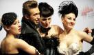 Mitglieder der Gruppe The Baseballs posieren in Berlin mit Models auf dem Roten Teppich zur Verleihung des Echos. Der Echo wird zum 19. Mal in 23 unterschiedlichen Kategorien vergeben und gilt als bedeutendster deutscher Musikpreis. The Baseballs haben den Echo in der Kategorie Bester nationaler Newcomer bekommen. Foto: ap