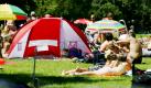 Die ungewohnt sommerlichen Temperaturen zogen die Menschen zum ausgiebigen Sonnenbaden ins Freie. Sogar ein Hitzerekord wurde geknackt... Foto: dpa