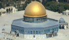 FILE -- The golden shrine of the Dome of the Rock mosque, located in the al-Aqsa mosque compound, or Temple Mount, can be seen as hundreds of Jewish worshippers, bottom, gather at Jerusalem's Western Wall, Judaism holiest site, in this Monday Oct. 4, 2004, file photo. Israeli police forces raided Jerusalem's famed Temple Mount on Sunday Oct. 25, 2009 after Palestinian demonstrators pelted them with stones, police said. (AP Photo/Oded Balilty) Foto: ap