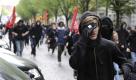 Teilnehmer einer Demonstration gegen einen geplanten Aufmarsch von Neonazis laufen am Samstag in Berlin - Prenzlauer Berg vor Polizisten weg. Gegen den geplanten Aufmarsch von Neonazis haben am Samstagmorgen mehr als 1000 Menschen am S-Bahnhof Bornholmer Strasse in Berlin - Prenzlauer Berg protestiert. Dabei wurde eine Sitzblockade von der Polizei aufgelöst.
 Foto: ddp