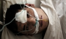 Ein verletzter Bergarbeiter liegt nach der schweren Gasexplosion in China auf dem Bett in einem Krankenhaus in Hegang. Die Zahl der Todesopfer beträgt 104. Vier Menschen werden noch vermisst. Foto: ap