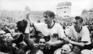 Der WM-Titel 1954 machte Fritz Walter zur Legende. Neben dem Stadion auf dem Betzenberg in Kaiserslautern wurde sogar das Wetter nach ihm benannt: Wenn es schüttete wie aus Kübeln, war das Fritz-Walter-Wetter. Insgesamt bestritt Walter genau wie Szepan 30 Spiele als Kapitän, später wurde er gar zum Ehrenspielführer geadelt. Foto: dpa