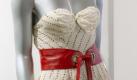 Ein bekanntes Kleid von Amy Winehouse hat bei einer Auktion in London 40.000 Pfund (rund 47.000 Euro) eingebracht. Das helle Chiffon-Kleid mit roten Punkten hatte die im Juli gestorbene Winehouse für das Cover-Foto ihres Erfolgsalbums Back To Black getragen, das sich millionenfach verkauft hat. Erstanden wurde es von einem südamerikanischen Mode-Museum. Der Erlös geht an die Stiftung, die Amys Vater Mitch nach dem Tod seiner Tochter gegründet hat. Sie hilft jungen Leuten, die in Not geraten sind oder Suchtprobleme haben. Foto: dapd