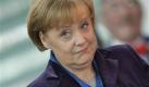 ARCHIV - Bundeskanzlerin Angela Merkel beim Empfang von Karnevalsgruppen am 2. Februar 2010 in Berlin. Merkel wird am Dienstag, 9. Februar 2010 in Baden-Baden mit dem Deutschen Medienpreis 2009 ausgezeichnet (AP Photo/Markus Schreiber,file).----FILE - German Chancellor Angela Merkel reacts during a reception for German Carnival groups in Berlin, Germany, Tuesday, Feb. 2, 2010. (AP Photo/Markus Schreiber,file) Foto: ap