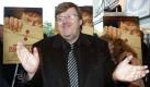 Der provokante US-Dokumentarfilmer Michael Moore (59) ist begeistert von der derzeitigen Protest-Bewegung «Occupy Wall Street» in den USA. «Ich bin vor Aufregung vollkommen aus dem Häuschen, dass es eine Form von Basisbewegung ist und dass es scheinbar aus dem Nichts entstanden ist, ohne Organisation, ohne Mitgliedschaft, ohne politische Führung», sagte Moore der Film- und Entertainment-Webseite The Wrap.com. Foto: dpa