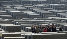 Das Stelenfeld des Holocaust-Mahnmals in Berlin-Mitte. Es ist ein Denkmal für die unter der Herrschaft der Nationalsozialisten im Holocaust ermordeten Juden. Zwischen 2003 und Frühjahr 2005 wurde das Bauwerk im Zentrum Berlins auf einer etwa 19.000 Quadratmeter großen Fläche in der Nähe des Brandenburger Tores errichtet. Der Entwurf stammt von Peter Eisenman. Foto: dpa