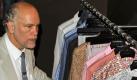Der amerikanische Schauspieler John Malkovich begutachtet am Dienstag (06.07.2010) in Berlin in der Luxusboutique 'The Corner' Herrenhemden aus seiner Kollektion 'Technobohemian', die er hier erstmals in Deutschland präsentierte. Foto: Jens Kalaene dpa/lbn +++(c) dpa - Bildfunk+++ Foto: dpa