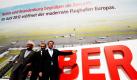 Architekt Meinhard von Gerkan (von links), Brandenburgs Ministerpräsident Matthias Platzeck (SPD) und Berlins Regierender Bürgermeister Klaus Wowereit (SPD) posieren auf dem Flughafen Tegel in Berlin bei der Vorstellung eines Plakats für den im Bau befindlichen Flughafen Berlin Brandenburg vor dem Transparent mit der Aufschrift Berlin und Brandenburg begrüssen die Zukunft. Im Juni 2012 eröffnet der modernste Flughafen Europas - BER. Der unter dem Arbeitstitel BBI (Berlin Brandenburg International) bekannt gewordene neue Hauptstadtflughafen wird zukünftig das internationale Kürzel BER tragen. Foto: dapd