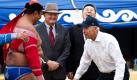 US-Vizepräsident Joe Biden (rechts) besuchte während seines Kurzbesuches in Ulan Bator (Mongolei) eine Wrestling-Veranstaltung und hatte dabei sichtlich Spaß. Biden lobte den asiatischen Staat als glänzendes Beispiel für demokratische Entwicklung und für seinen militärischen Beitrag beim Einsatz in Afghanistan und dem Irak.  Foto: dapd