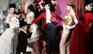 Der britische Modedesigner John Galliano küsst nach der Präsentation der Dior Haute Couture Collection die Hand eines Models. Foto: ap