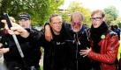 Zwei Männer stützen im Schlossgarten in Stuttgart einen verletzten Mann. Mehrere tausend Demonstranten haben sich am Stuttgarter Schlossgarten versammelt, um gegen die geplante Abholzung des Parks zu protestieren. Foto: dpa