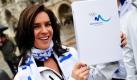 Katarina Witt, Vorsitzende des Kuratoriums, hält in München vor dem Rathaus das Bid Book in den Händen. Auf knapp 400 Seiten stellt die Münchner Bewerbergesellschaft in dem sogenannten Bid Book die Eckdaten der Bewerbung für die Olympischen Winterspiele 2018 vor. An diesem Dienstag wird das Bid Book dem Internationalen Olympischen Komitee (IOC) in Lausanne überreicht. Foto: dpa