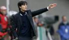 Bundestrainer Joachim Löw gibt Anweisungen im Benefiz-Länderspiel. Foto: dpa