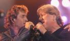 Auf seinen Konzerten im Osten sang Peter Maffay immer das Lied Über sieben Brücken, das im Original von der DDR-Band Karat stammt. Mit Herbert Dreilich,  dem Karat-Frontmann, verbindet Maffay eine enge Freundschaft. Hier singen sie 2000 zum 25-jährigen Buehnenjubiläum von Karat gemeinsam Über sieben Brücken. Foto: ddp