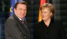 Der Anfang vom Niedergang: Gerhard Schröder bei der Amtsübergabe an Angela Merkel am 22. November 2005. Die SPD bleibt zwar in der Regierung, der Kanzlerposten geht jedoch an die CDU. Foto: ddp