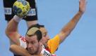 Pascal Hens (l) wird von seinem spanischen Gegenspieler gehalten. Foto: dpa