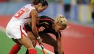 ... Hockeyspielerin Katharina Scholz (rechts), ... Foto: dapd