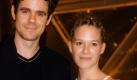 Tom Tykwer und Franka Potente, Regisseur und Hauptdarstellerin des Streifens 'Lola rennt', zeigen am Donnerstag (17.06.1999) in der Berliner Staatsoper ihre Preise. Die Komödie, die eine rasante Lösegeldjagd schildert, ist der große Sieger bei der Vergabe des Deutschen Filmpreises 1999. 'Lola rennt' wurde als bester Film des Jahres ausgezeichnet und erhielt sieben weitere Einzelpreise. Franka Potente wurde in ihrer Rolle mit dem Publikumspreis geehrt. dpa  Foto: dpa