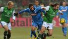 Bremens Pasanen (l) schaut dem Duell zwischen Frings (r) und Carlos Eduardo zu. Foto: dpa