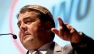 Der SPD-Parteivorsitzende Sigmar Gabriel (SPD) spricht in Essen auf der Sozialkonferenz der Arbeiterwohlfahrt (AWO). Den Auftritt nutzte er unter anderem für die Kritik an der Sozialpolitik der schwarz-gelben Regierung. Foto: dpa