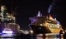 Abendstimmung in Hamburg: Das Kreuzfahrtschiff Queen Mary II liegt am Kreuzfahrtterminal im Hafen.  Foto: ap