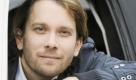 Der Schauspieler Christian Ulmen sitzt am Mittwoch (03.12.2008) in Krefeld bei den Dreharbeiten zum Kinofilm 'Maria, ihm schmeckt?s nicht!' in einem Auto. In der Komödie hat Jan (Christian Ulmen) mit einigen Schwierigkeiten zu kämpfen, als er seine Freundin, die Halbitalienerin Sara (Mina Tander), heiraten möchte. Jan hat nämlich die Rechnung ohne seinen zukünftigen Schwiegervater gemacht. Dieser will, dass in der alten Heimat geehelicht wird, und man reist ins süditalienische Campobello, um mit dem Rest der Verwandtschaft die Hochzeit vorzubereiten. So beginnt für Jan ein turbulentes italienisches Abenteuer voller nervenaufreibender Verstrickungen und viel Humor. Der Film kommt im Spätsommer 2009 in die Kinos. Foto: Jörg Carstensen dpa/lnw +++(c) dpa - Bildfunk+++  Foto: dpa