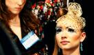 Eine Stylistin macht letzte Korrekturen beim internationalen Festival der Haarstylisten in Kiew. Foto: ap