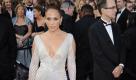 Auch Jennifer Lopez setzte auf Weiß: Sie ließ sich in einem tiefdekolletierten Kleid mit kleiner Schleppe ablichten. Auf die hautfarbenen Streifen in ihrer Robe hätte La Lopez allerdings gut und gerne verzichten können. Foto: dpa/Mike Nelson