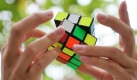 Speedcuberin Monika spielt in Düsseldorf mit ihrem Zauberwürfel. Am Wochenende findet in Düsseldorf die Speedcubing-Weltmeisterschaft statt. In allen Diziplinen versuchen die Starter den Zauberwürfel wieder in eine seine ursprüngliche, nach Farben gerordnete Form zu bringen. Die World Cube Association (WCA) erwartet als Veranstalter der WM 400 Starter aus 34 Nationen.
 Foto: dpa