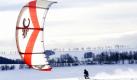 Das Snowkiten entwickelt sich auch in Sachsen zu einer Trendsportart. Seit einigen Jahren ziehe es Piloten von Lenkdrachen vor allem auf Felder des Erzgebirges, sagt der Gründer der Kiteschule Sachen in Radebeul, Stephan Schröder: Die Region ist wegen der Topografie mit den weiten Freiflächen und guten Winden auch für Anfänger geeignet, meint der 30-jährige Wirtschaftsingenieur. Foto: ddp