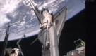 Die letzte US-Raumfähre Atlantis beendet heute (19. Juli) den gut einwöchigen Gemeinschaftsflug mit der Internationalen Raumstation ISS und macht sich auf den Heimweg. Hier koppelt sie gerade noch an der ISS an. Die Abkopplung sei für 10.28 Uhr deutscher Zeit geplant, teilte das Flugleitzentrum in Houston (Texas) mit. Die Landung ist für Donnerstag um 11.58 Uhr auf dem Raumfahrtzentrum Cape Canaveral in Florida geplant. Damit wird das Shuttle-Programm nach 30 Jahren und 135 Einsätzen aus Sicherheits- und Kostengründen geschlossen. Foto: dapd