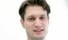 Prof. Georg Schneider im ostwestfälischen Paderborn (Foto vom 28.04.2008). Mit gerade einmal 27 Jahren ist der Österreicher der jüngste BWL-Professor in Deutschland. Seit einem Jahr lehrt und forscht er im Fachbereich Betriebswirtschaftslehre im ostwestfälischen Paderborn. Nur vier Jahre brauchte der gebürtige Wiener von der Immatrikulation bis zur Promotion in Mathematik. Für seine Arbeit aufdem Feld der komplexen Analysis erhielt er eine Auszeichnung vom Präsidenten der Republik Österreich. Zudem schrieb er auch noch eine zweite Promotion in Betriebswirtschaftslehre zur Bewertung von Realoptionen. Mit 25 Jahren erhielt er dann abermals die höchstmögliche Auszeichnung in Österreich. Foto: Oliver Krato dpa/lnw (zu lnw KORR: 'Sympathicus im Elfenbeinturm - Mit 27 Jahren Professor in Paderborn' vom 05.05.2008) +++(c) dpa - Bildfunk+++ Foto: dpa