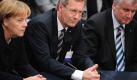 Angespannte Gesichter bei der Wahl zum Bundespräsidenten:Der schwarz-gelbe Kandidat Christian Wulff (Mitte) kann sich erst im dritten Wahlgang gegen Herausforderer Joachim Gauck durchsetzen. Die Abweichler aus den ersten beiden Wahlgängen kratzen auf Image von Kanzlerin Merkel und CSU-Chef Seehofer (r.). Foto: dpa