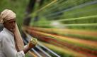 An Indian thread maker prepares colored threads for flying kites in Jammu, India, Monday, Aug. 2, 2010. The demand for these threads goes up in August when people in northern India fly kites and peaks during Independence Day, which falls on Aug.15. (AP Photo/Channi Anand)

 Foto: ap
