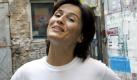 Die Moderatorin Sandra Maischberger trägt am Donnerstag (01.09.2005) in Berlin ein Shirt mit einem Aufdruck der Erstwählerinitiative 'Wahl Gang 05'. Sie ist die Schirmherrin der Kampagne zur Wahl-Motivation von jungen Menschen, die von der studentischen Initiative Politfabrik e.V. getragen wird. Auf einer Tour durch Schulen, Ausbildungsbetriebe und bei Festivals wird über die Wahl informiert und zum Wahlgang motiviert. Foto: Jens Kalaene dpa/lbn +++(c) dpa - Bildfunk+++ Foto: dpa