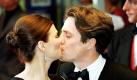 British actor Hugh Grant kisses co-star Jeanne Tripplehorn as they arrive for the World Premier of 'Mickey Blue Eyes' at the Oden West End in london this evening Tuesday 10th August 1999
 Foto: dpa