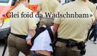 Der Wadschnbam ist nicht mit dem Maibaum oder dem Christbaum zu vergleichen. Doch wie löst sich dieser Baum von der Erde? Durch einen Sturm der Entrüstung. Beispiel: Grabscht ein Bierdümpfel in seinem Delirium Frauen an, was er lieber nicht hätte tun sollen - er bekommt mindestens eine gescheuert. Polizei und Sanitäter können dann nur noch die Schäden beseitigen. Foto: dpa