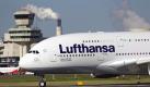 Der erste Airbus A380 der Lufthansa rollt über die Runway des Flughafens Tegel in Berlin. Mit dem Jungfernflug des neuen Lufthansa-Flaggschiffs wurde die deutsche Fußball-Nationalmannschaft zur WM nach Südafrika geflogen. Rund zwei Drittel der 98 Business-Class-Sitze hatte der DFB im Obergeschoss des Airbusses für seinen über 60- köpfigen WM-Tross gebucht. Bei einer Reisegeschwindigkeit von 950 Stundenkilometern durften Kapitän Philip Lahm und Co. den kompletten Service genießen: 30 aktuelle Kinofilme, 200 Videos, CDs und Computerspiele. Foto: dpa