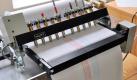 Dazu wird der Teststreifen vorher automatisch mit verschiedenen Stiften bemalt. Die Farben links und rechts von der Mitte dürfen nicht an der Folie haften bleiben. Sie haben die gleiche Zusammensetzung wie die, mit denen die Informationen auf die historischen Karten gezeichnet worden sind. Die beiden Streifen in der Mitte (deutliches rot und blau) bestehen aus Pastellfarben, die eine ähnliche Eigenschaft haben wie Feinstaub. Funktioniert die Maschine ordnungsgemäß, müssen Teile davon abgetragen werden. Foto: news.de