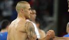 Oder doch wieder ganz kurz? Fabio Cannavaro trägt die Haare nicht wie bei der WM 2006 komplett rasiert, sondern oben drei Zentimeter länger. Das erinnert irgendwie an die Frisur eines Wehrpflichtigen in der Grundausbildung. Tendenz: uncool. Foto: dpa