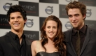 Doch vielleicht ändert sich das, wenn im November dieses Jahres der 2. Twilight-Film in die Kinos kommt. Dort spielt Pattinson nämlich nur eine Nebenrolle, da die Beziehung zwischen Bella und dem Werwolf Jacob (Taylor Lautner) mehr im Vordergrund steht.  Foto: dpa