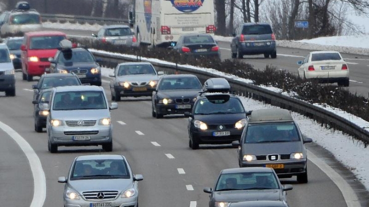 Starker Reiseverkehr in die Alpen wird auch an diesem Wochenende die Straßen füllen.