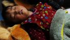 Im Krankenhaus von Hefei (China) erhält ein Hepatitis C infiziertes Mädchen medizinische Versorgung. Eine Dorfklinik soll für den Ausbruch der Krankheit verantwortlich sein, weil dort EINE Nadel für dutzende Kinder verwendet wurde.  Foto: dapd