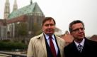 Bundesinnenminister Thomas de Maiziere (CDU, rechts) und sein polnischer Amtskollege Jerzy Miller stehen auf der Altstadtbrücke von Görlitz in Richtung Zgorzelec. Ursprünglich wollten beide Politiker schon im August vor allem über die Sicherheitslage an der Grenze sprechen. Wegen des Hochwassers in der Region war das Treffen in Görlitz und der polnischen Schwesterstadt Zgorzelec kurzfristig abgesagt worden.  Foto: dpa