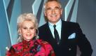 ARCHIV - Die US-amerikanische Schauspielerin Zsa Zsa Gabor mit ihrem Mann Prinz Frederic von Anhalt im Dezember 1992 in Hamburg. Der Traum von der hohen Politik währte ein halbes Jahr. Frederic Prinz von Anhalt wollte Gouverneur von Kalifornien werden, doch der Hüftbruch seiner Frau Zsa Zsa Gabor bremste den Höhenflug. Jetzt will er sich ganz um die 93-jährige Hollywood-Diva kümmern. Foto: dpa (zu dpa 0258 vom 05.08.2010) +++(c) dpa - Bildfunk+++ Foto: dpa