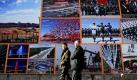 Zwei Chinesen gehen an einem Wandbild in Peking entlang, das die Entwicklung Chinas in letzten Jahren dokumentiert. Die chinesische Regierung will 2010 trotz wirtschaftlicher Verbesserungen den vollständigen Betrag des geplanten Etats einsetzen, so der Finanzminister.  Foto: ap